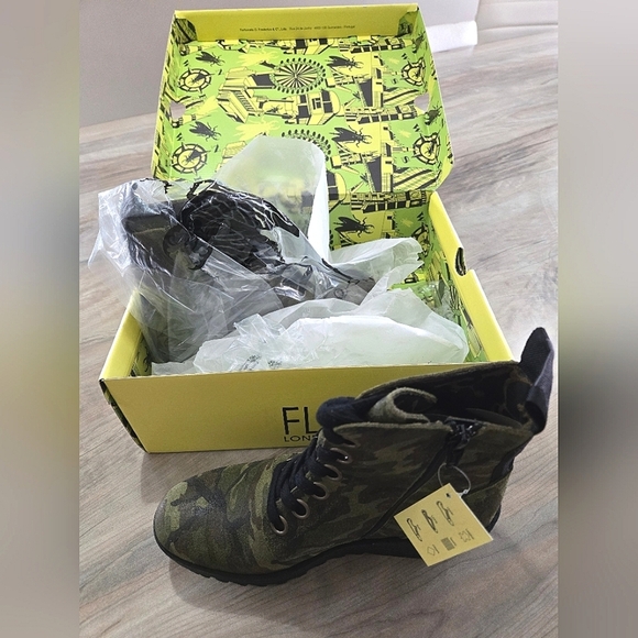New In Box! Fly London Leather Lace Up Camo Military Green Boots, Size 40/9.5 - Picture 3 of 4